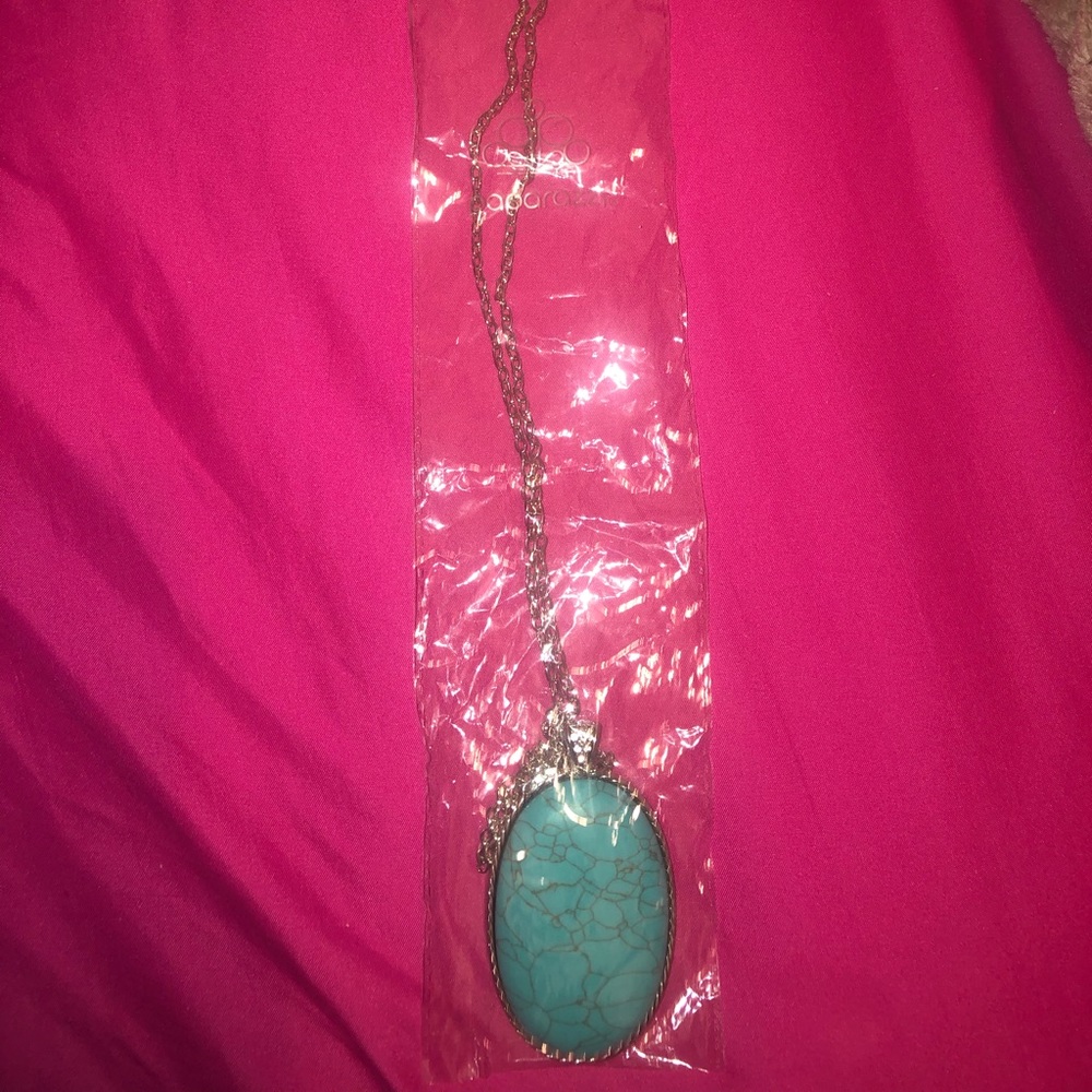 A long necklace crackle finish - Picture 2 of 3